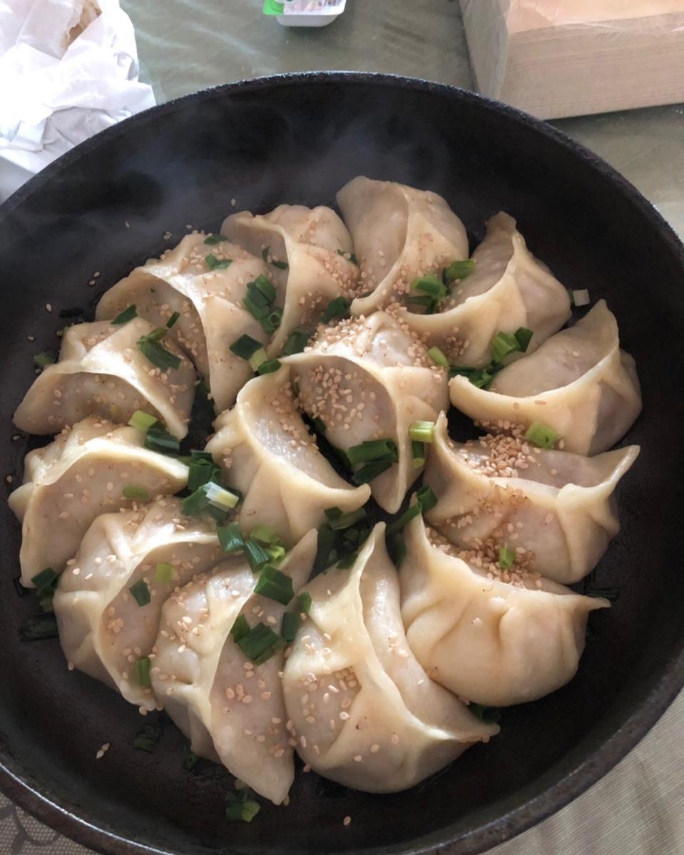 喵呗呗做的早餐来一锅香脆的生煎饺子