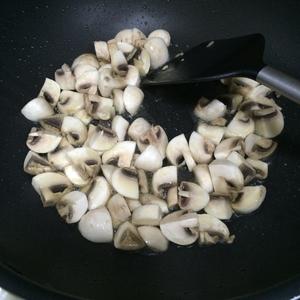 葱油炒口蘑的做法 步骤3