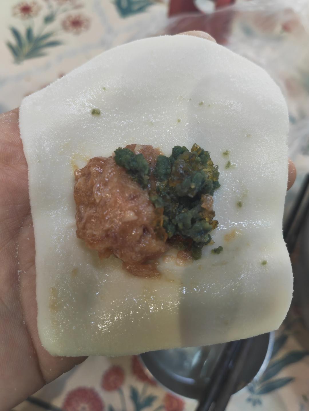 敲好吃的猪肉皮蛋馄饨的做法 步骤4