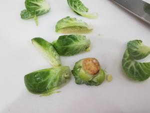 腊肠炒孢子甘蓝/小圆白菜（超下饭）的做法 步骤1