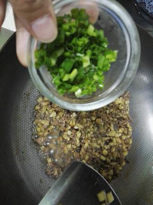 幼儿菜谱-茭白香菇炒牛肉的做法 步骤5