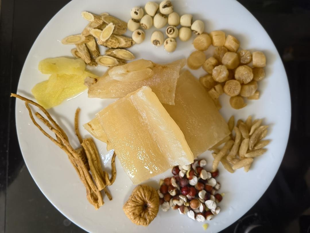 滋补养颜花胶鸡脚汤