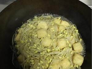 黄豆芽炒油豆腐果的做法 步骤3