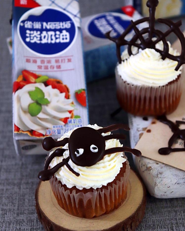 搞怪“蛛蛛”杯子蛋糕