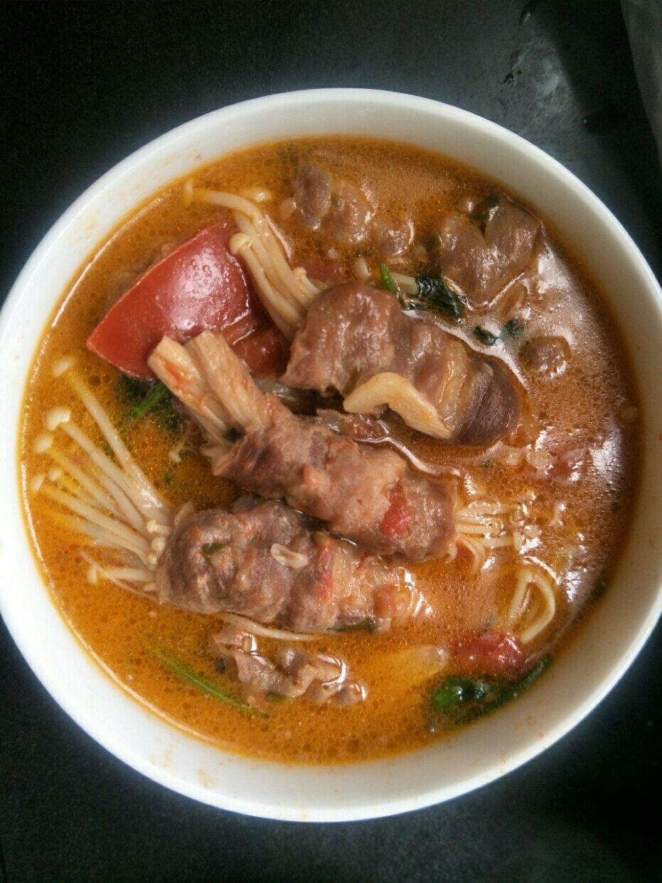 番茄金针菇肥牛锅 鲜到眉毛掉