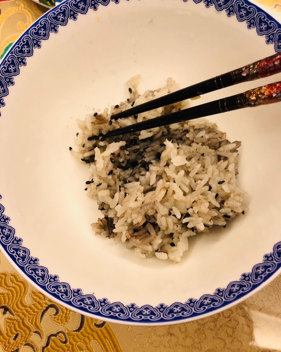 铸铁锅枸杞黑芝麻米饭