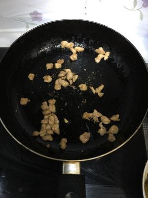 土豆香菇鸡肉焖饭的做法 步骤2