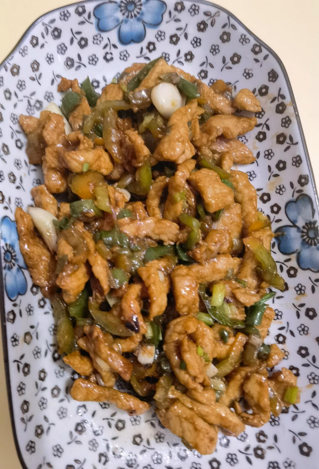 经典的家常菜，青椒炒肉丝，简单的食材也能做出如此美味