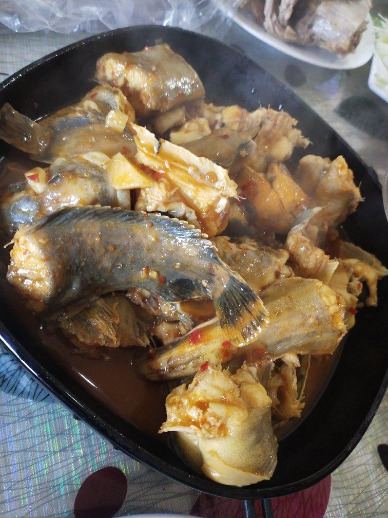 〈蒜蓉辣酱炖鲶鱼〉，我喜欢的味道之一。欣小厨 😉