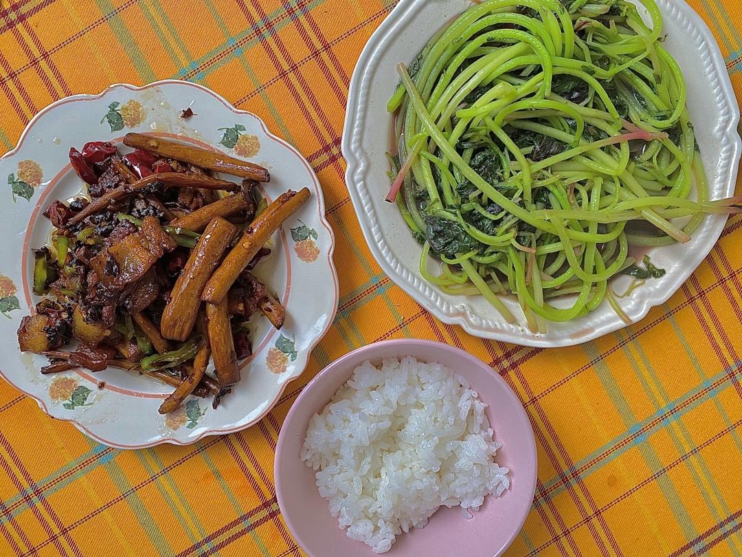 五花肉干锅茶树菇
