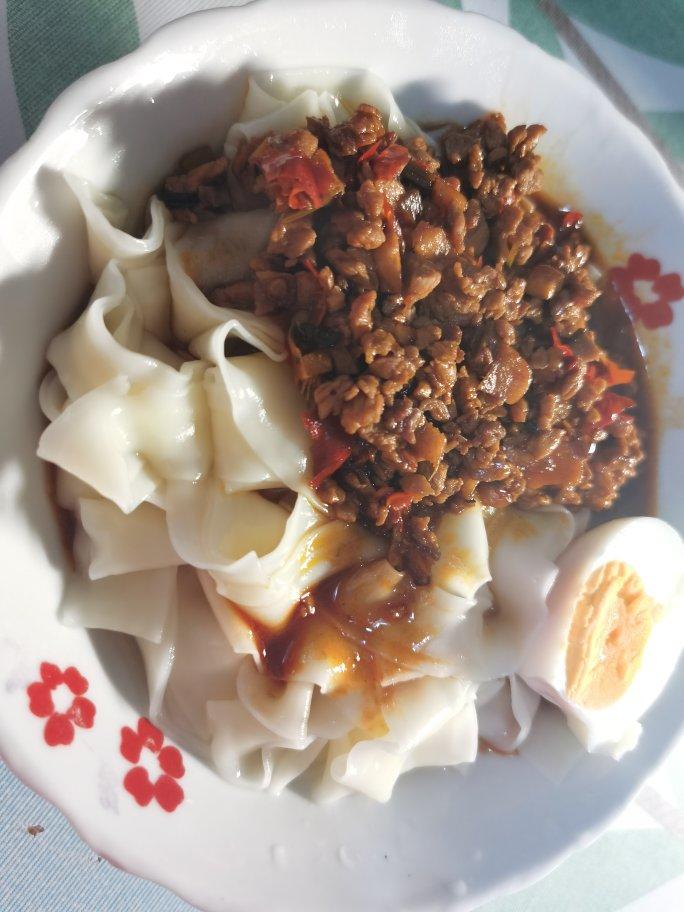 肉酱刀削面