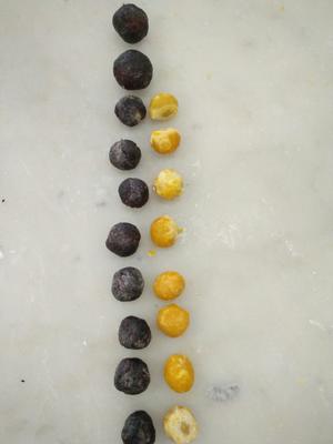 蓝莓蛋黄酥皮月饼的做法 步骤3