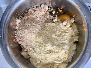 胡萝卜豆干香菜玉米黄豆面咸窝头的做法 步骤2