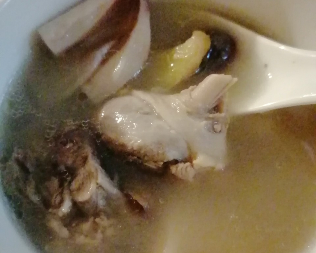 莲藕煲鸭清润汤的做法