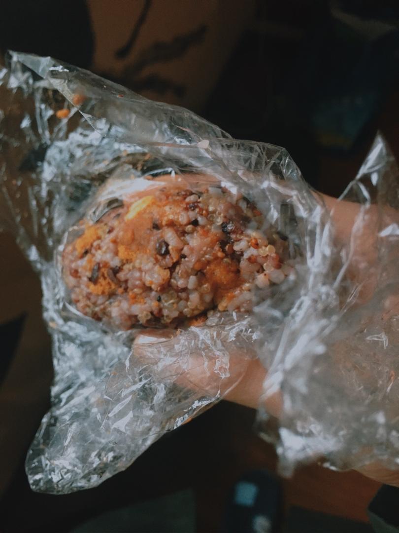 手握三角夹心藜麦饭团【健康一手握】