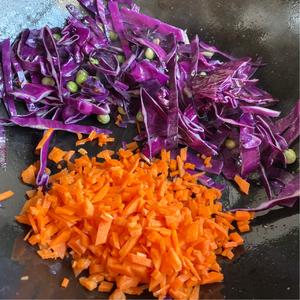 🌈彩虹烩饭（紫甘蓝火腿香菇胡萝卜豌豆烩饭）的做法 步骤3