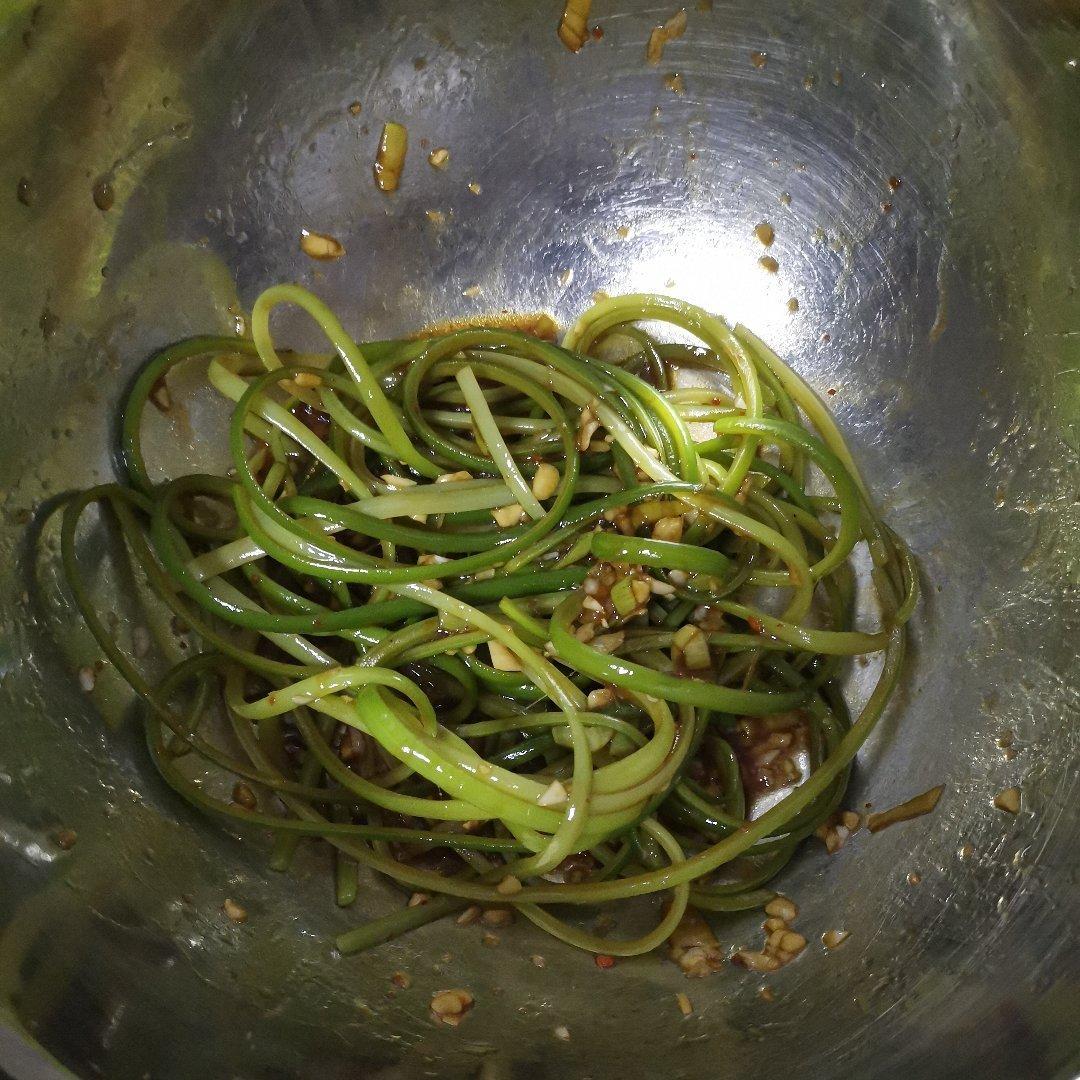 凉拌蒜薹丝
