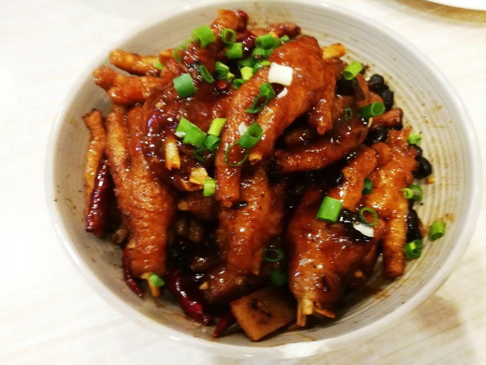 厨师长教你：“虎皮鸡爪”的家常做法，软嫩脱骨，很适合老人孩子