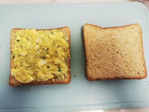 三分钟煮鸡蛋黄瓜沙拉三明治的做法 步骤7