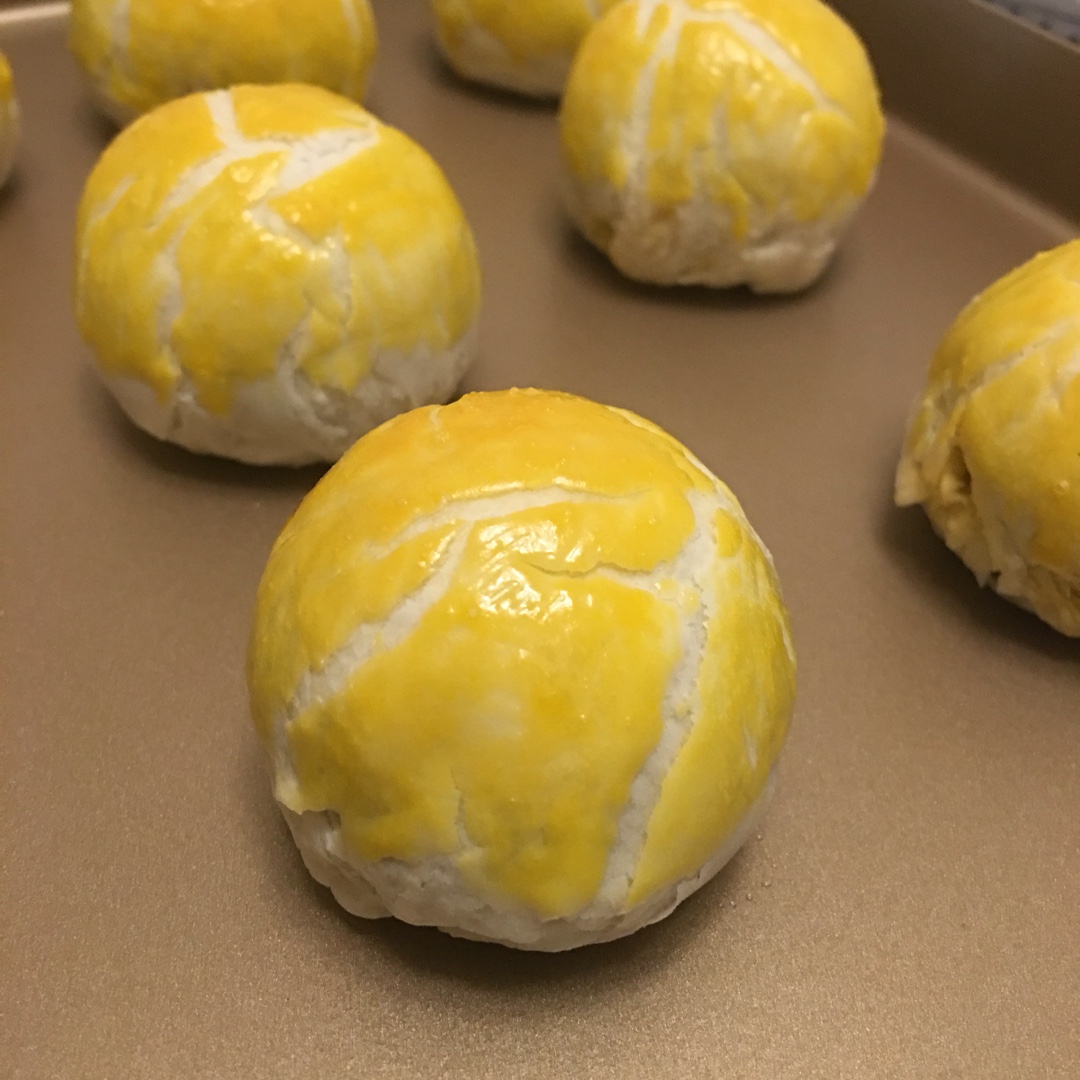 蛋黄酥 Danhuangsu