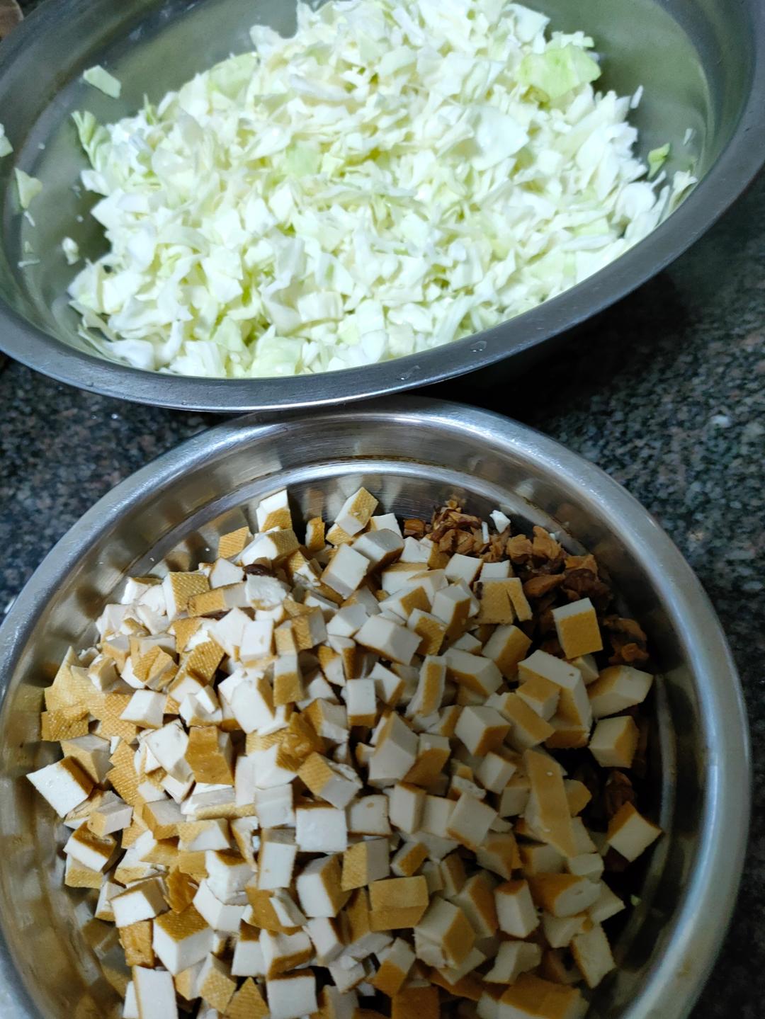 青菜香菇胡萝卜肉丁包子馅，青菜嘎嘣脆，秋冬来上一笼热腾腾的包子