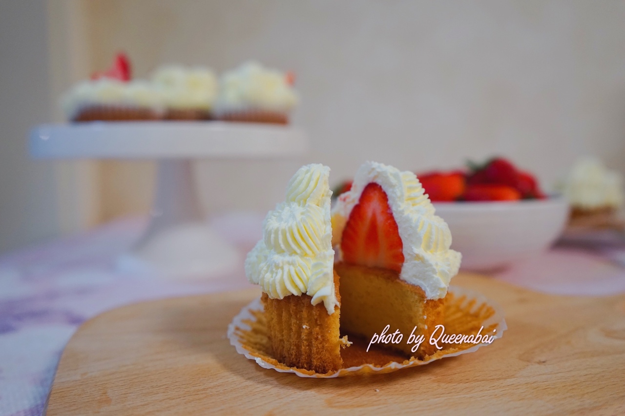 草莓椰浆海绵纸杯蛋糕