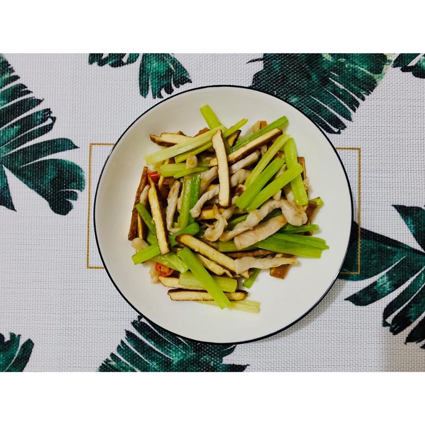 【芹菜香干肉丝】很奇怪！只有妈妈才炒得好这肉丝！