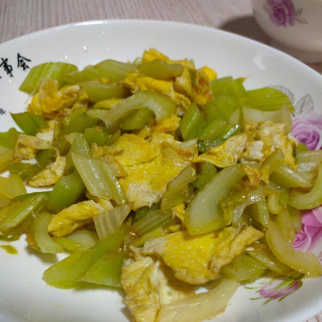 怎样炒出饭店级别的幼嫩西芹（附正确的西芹处理手法）