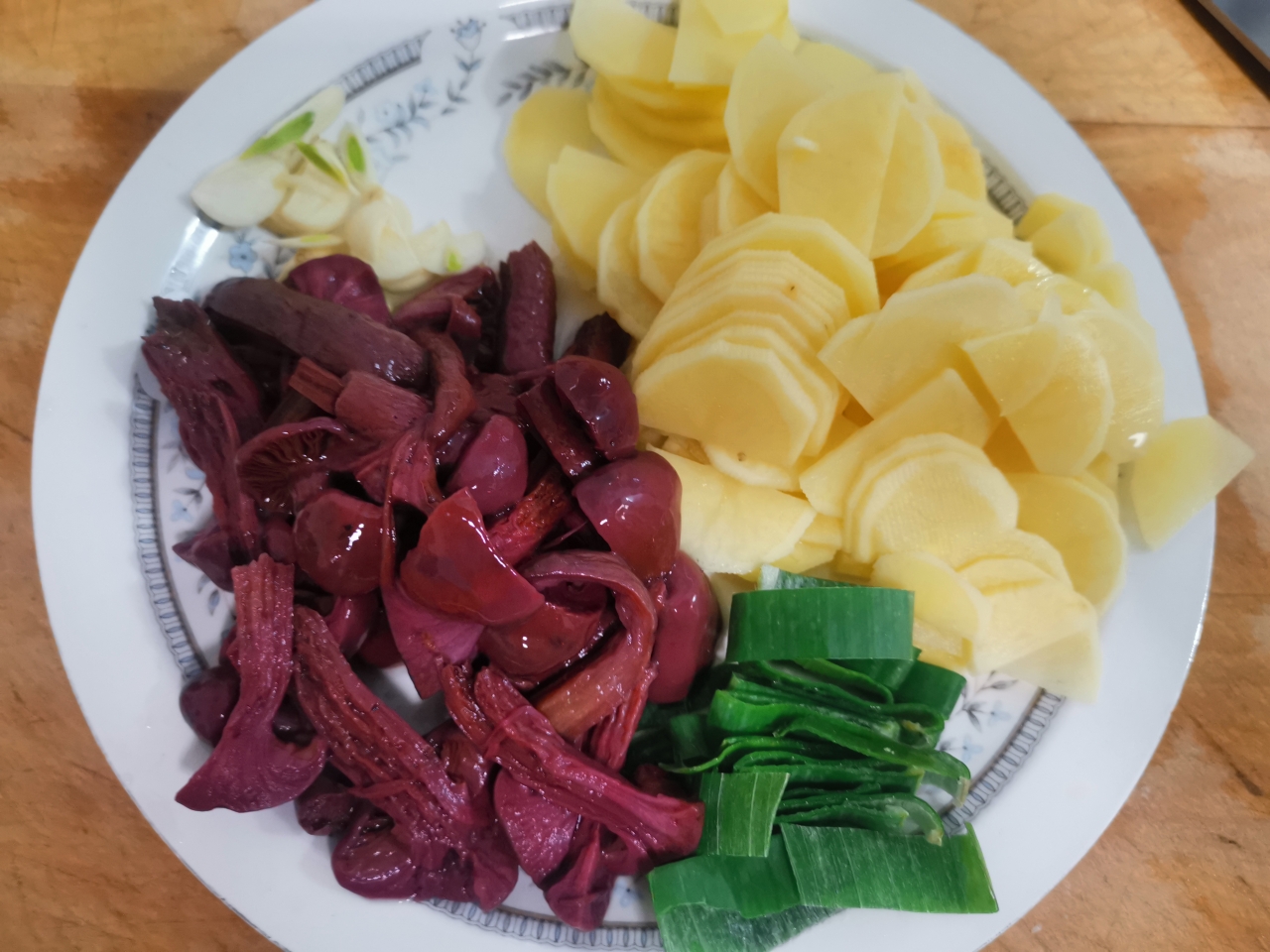 经典东北农家菜～红蘑土豆片的做法 步骤1