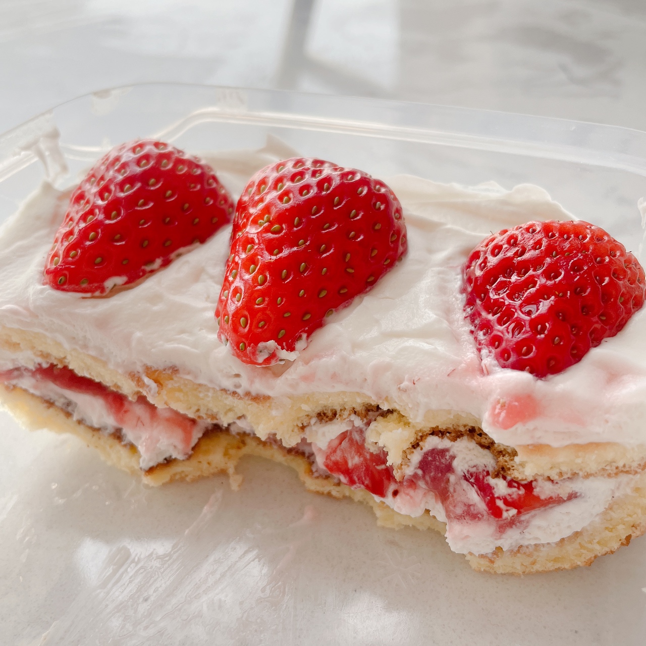 春天甜甜的草莓蛋糕（内附草莓酱做法）的做法
