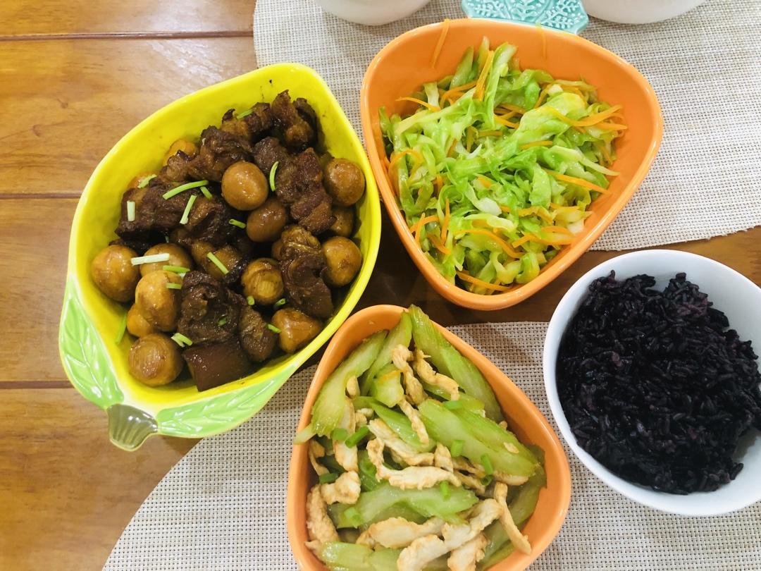 加了鹌鹑蛋后，这盘红烧肉，美味的逆天啦——鹌鹑蛋烧肉（孔瑶食谱）