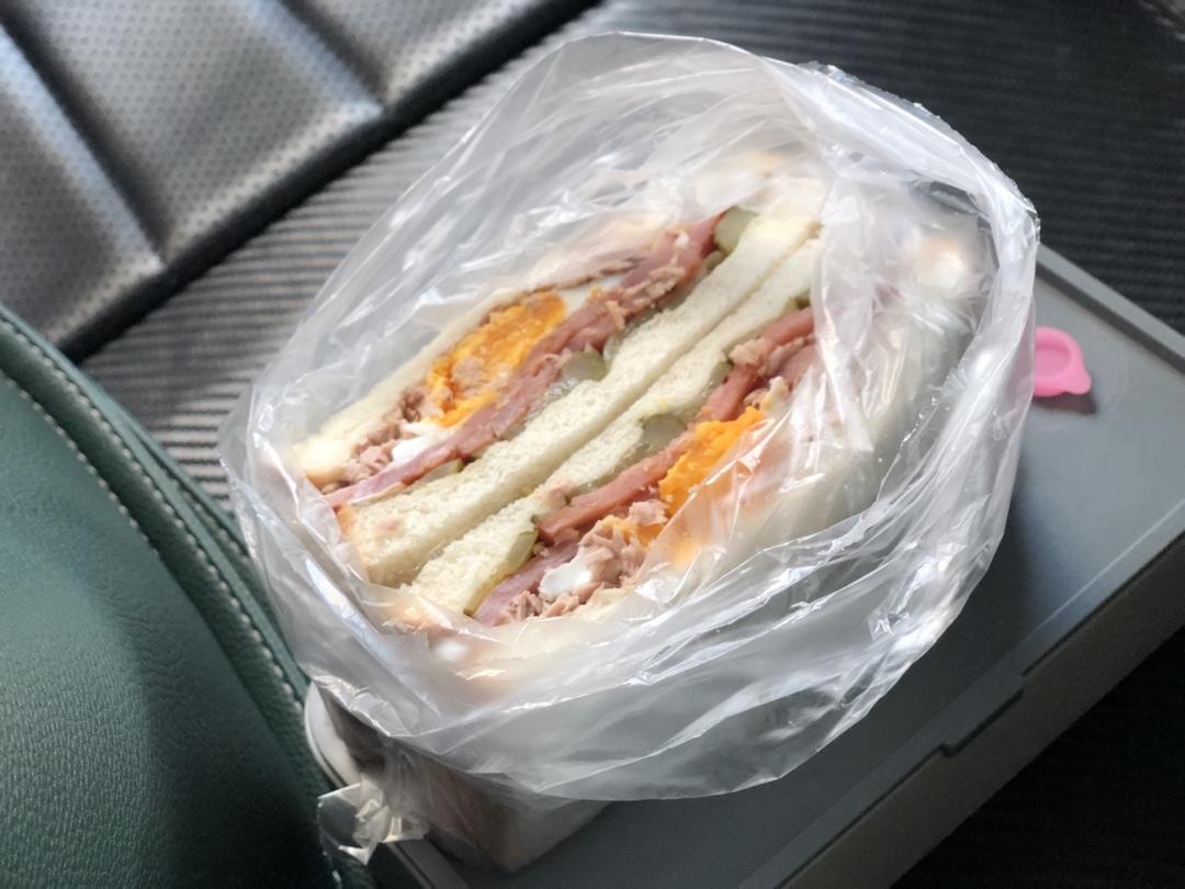 快手三明治鸡蛋火腿黄瓜番茄三明治