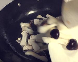 清炒赤松茸玉米笋的做法 步骤3