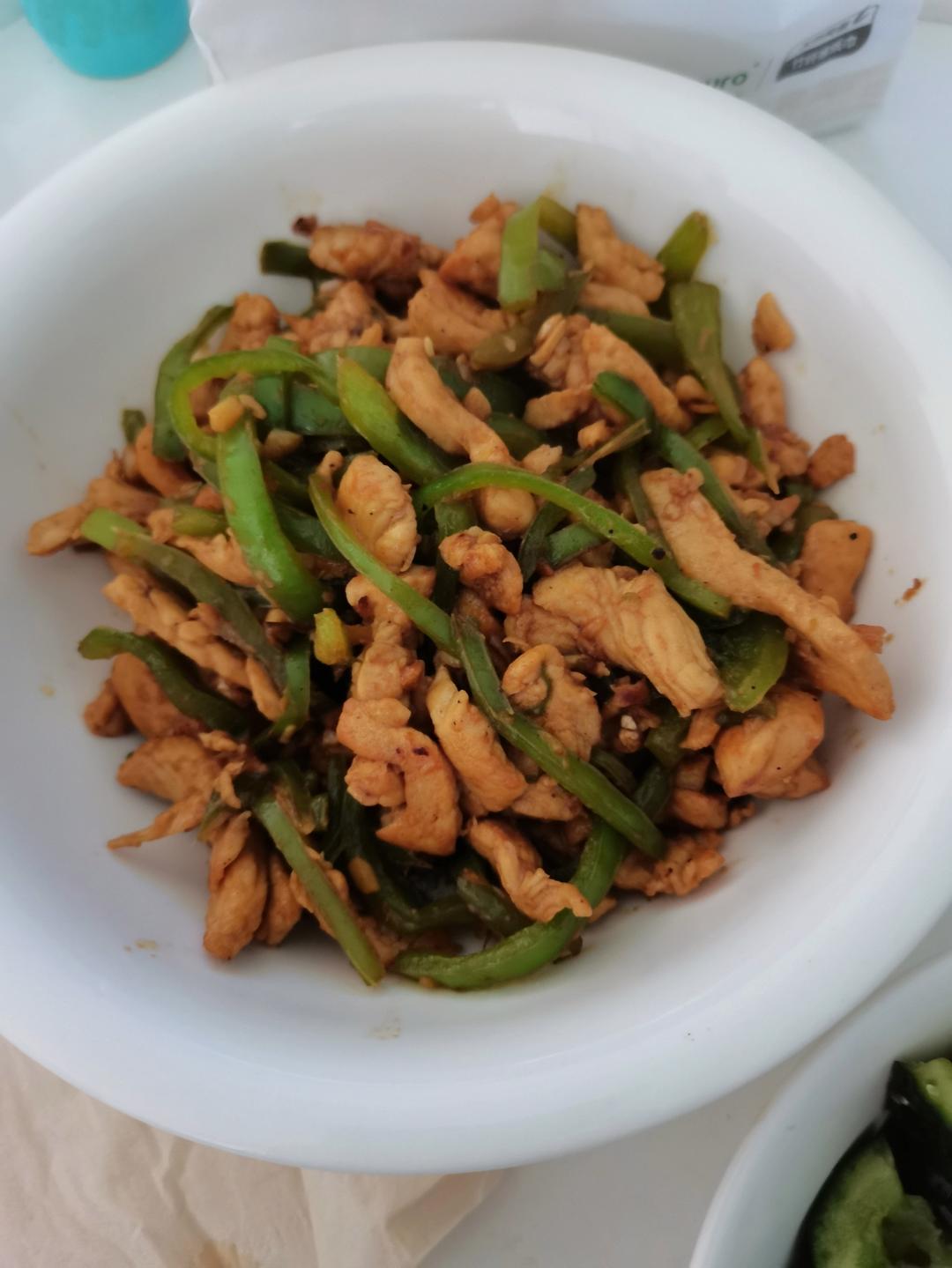 巨好吃的青椒炒鸡胸肉丝，超下饭