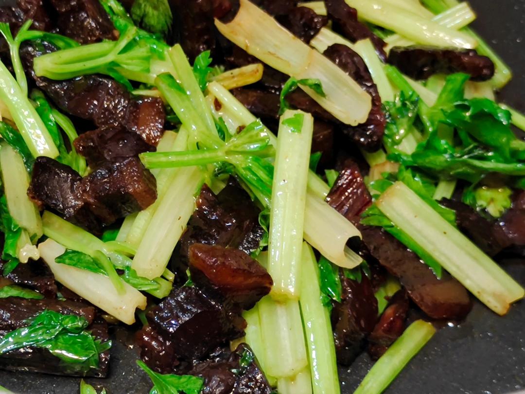 腊肉炒芹菜