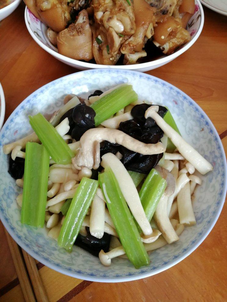 西芹木耳炒蘑菇