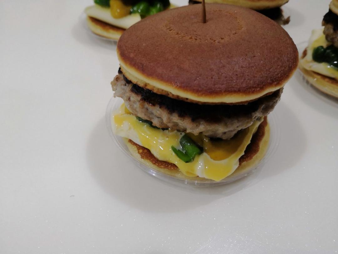 正宗的麦当劳双吉牛肉汉堡