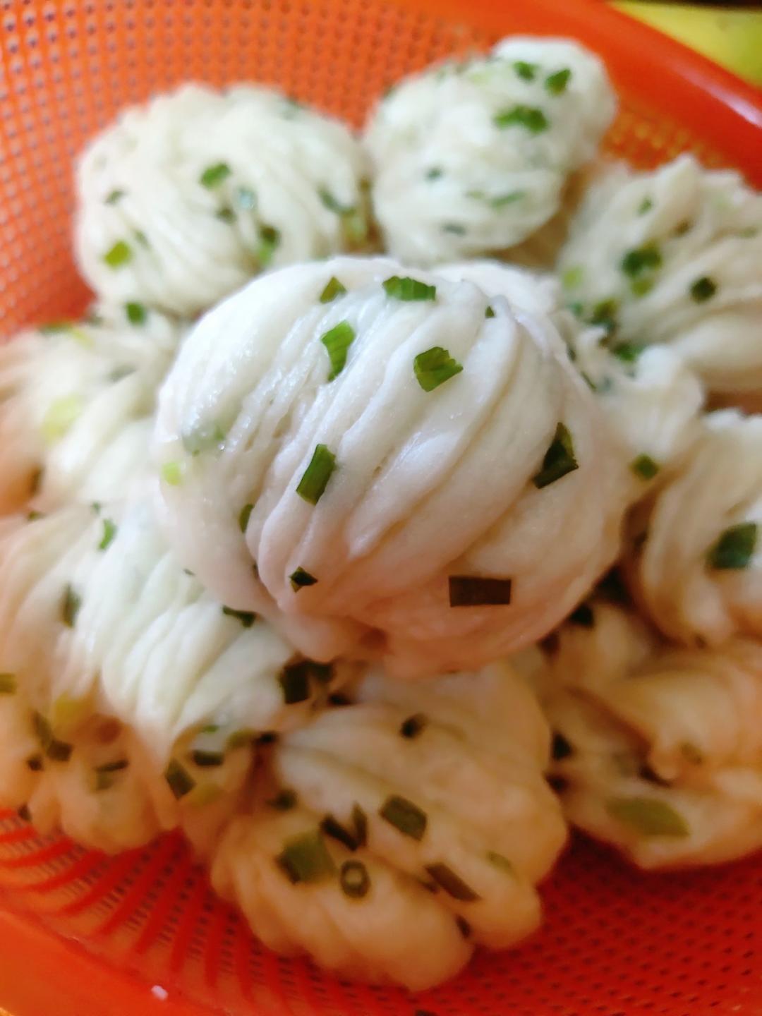 小鱼儿 做的葱油花卷,一根筷子卷出漂亮的造型