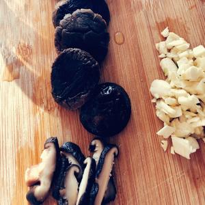 下饭菜🥗香菇腐竹（快速泡发方法）的做法 步骤2