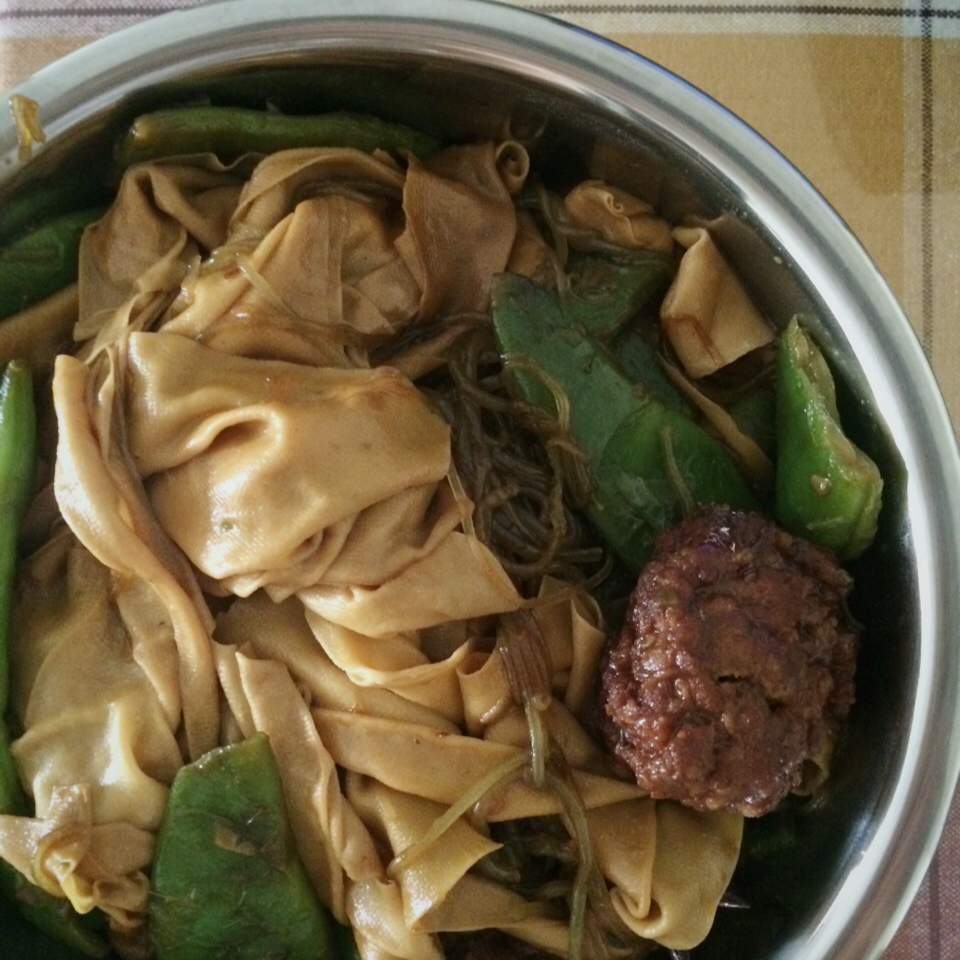 复古牛小牛做的东北老菜【炖油豆角】