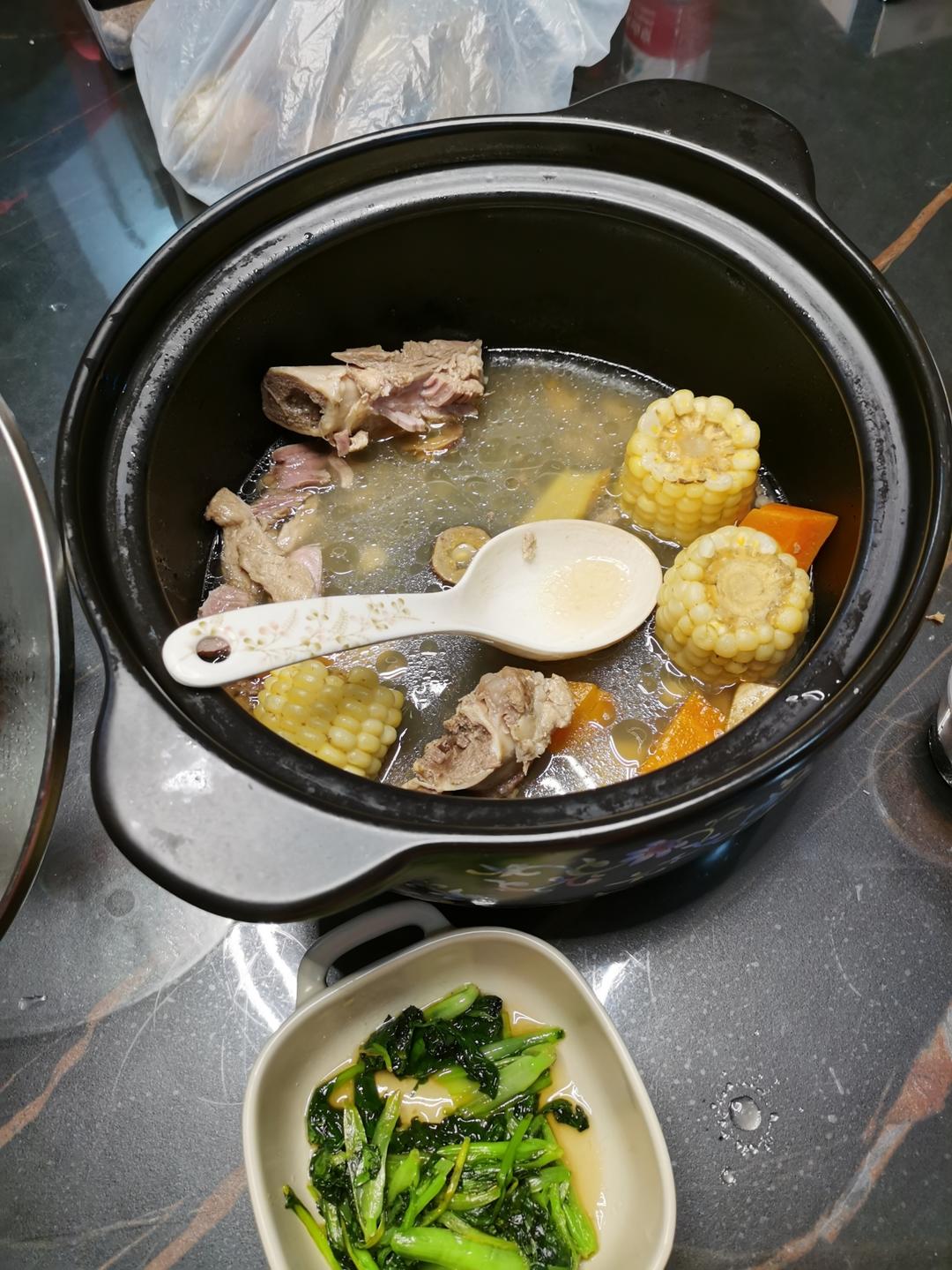 筒子骨玉米萝卜汤