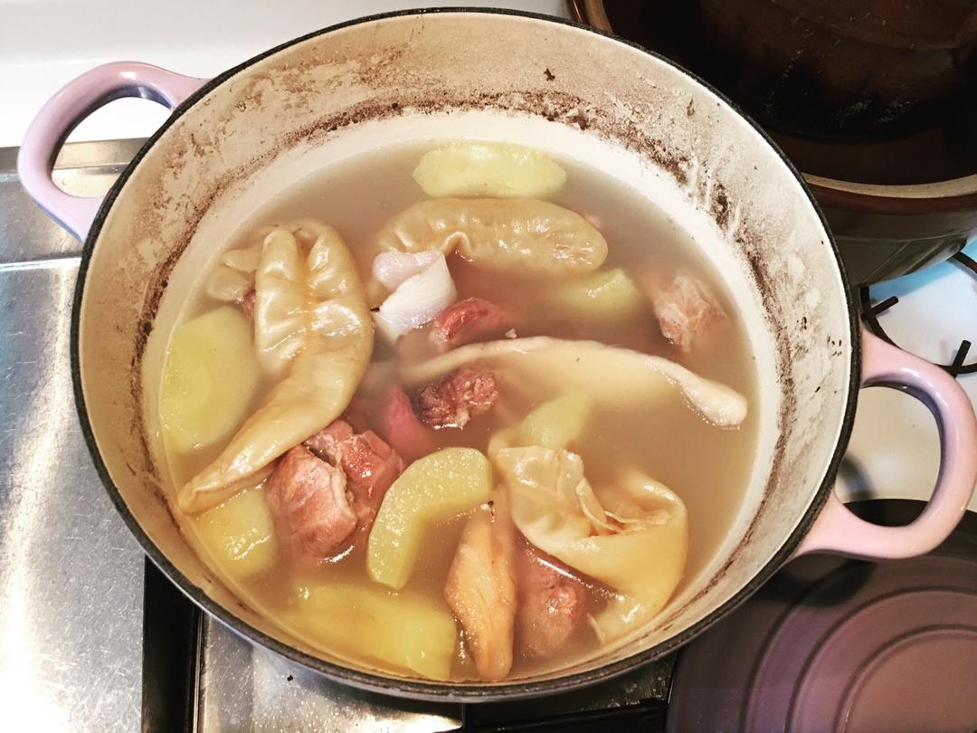 花胶瘦肉苹果汤的做法
