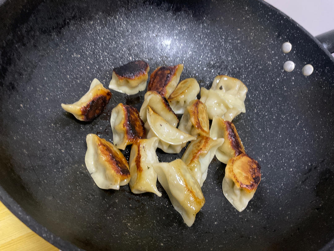 速冻水饺吃腻了吗~变锅贴吧(๑´ڡ`๑)