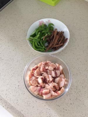 清炒茶树菇青椒五花肉的做法 步骤2