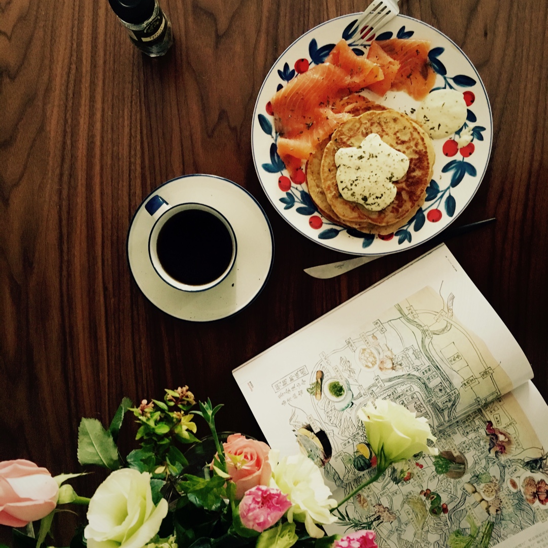 芥末松饼配烟熏三文鱼.Wasabi pancakes with smoked salmon.
