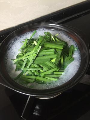 如牛奶般丝滑浓白的生蚝韭菜汤（另附彻底清洗生蚝的小方法）的做法 步骤10