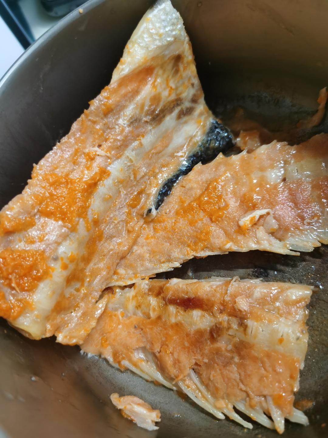 肉汁炖三文鱼骨的做法