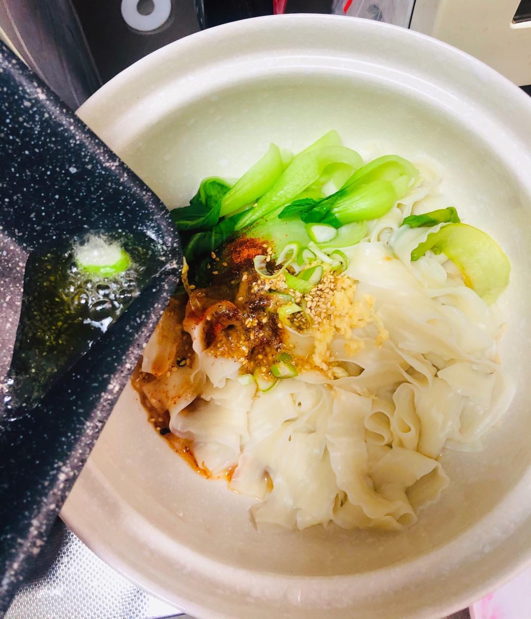 十分钟就能吃上的超简单油泼面