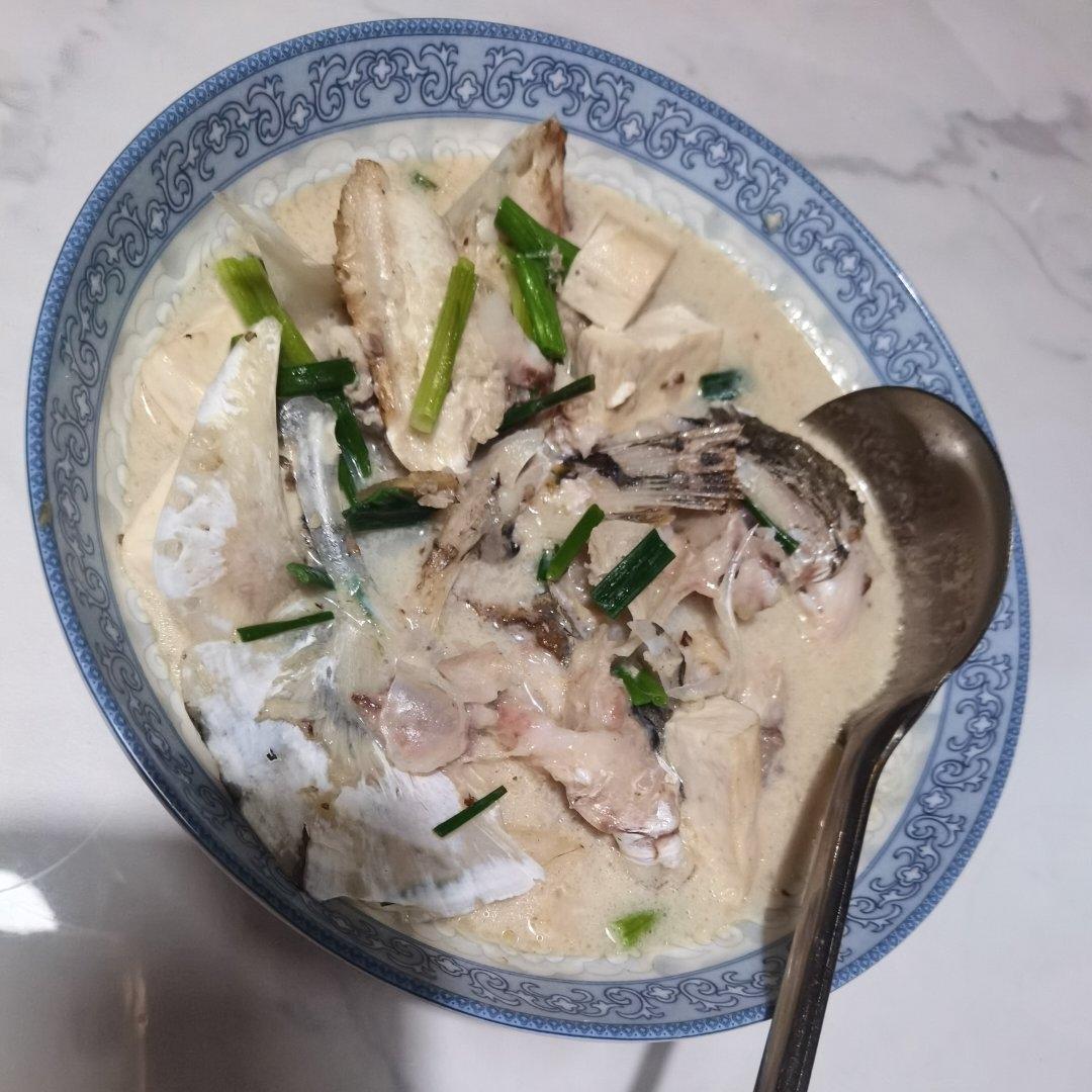 鱼头汤（鱼头豆腐时蔬汤、味鲜汤白有窍门)