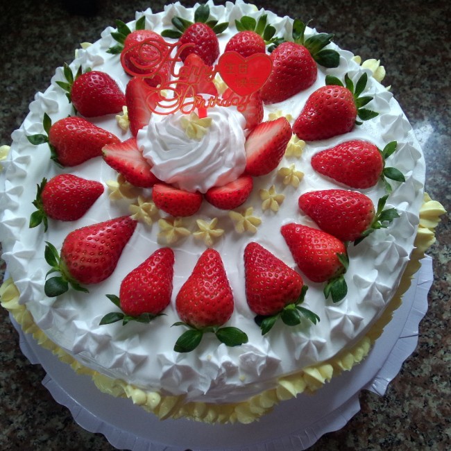 玲玲美代子做的草莓生日蛋糕